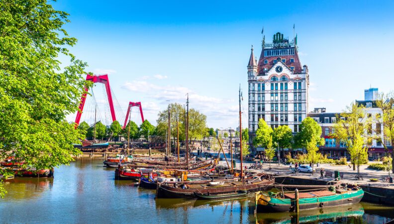 Die Oude Haven in Rotterdam ist ein malerischer Ort, an dem Geschichte und Moderne aufeinandertreffen. Hier findest du historische Segelschiffe neben moderner Architektur, gemütlichen Cafés und lebendigen Terrassen.