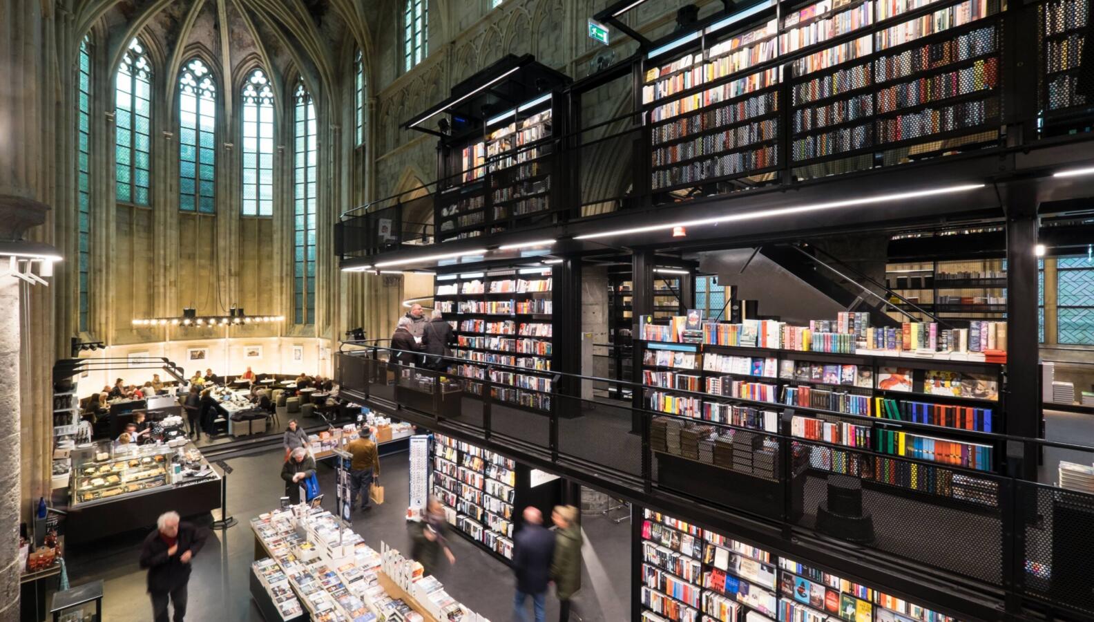 Grosse Buchhandlung In Der Nahe