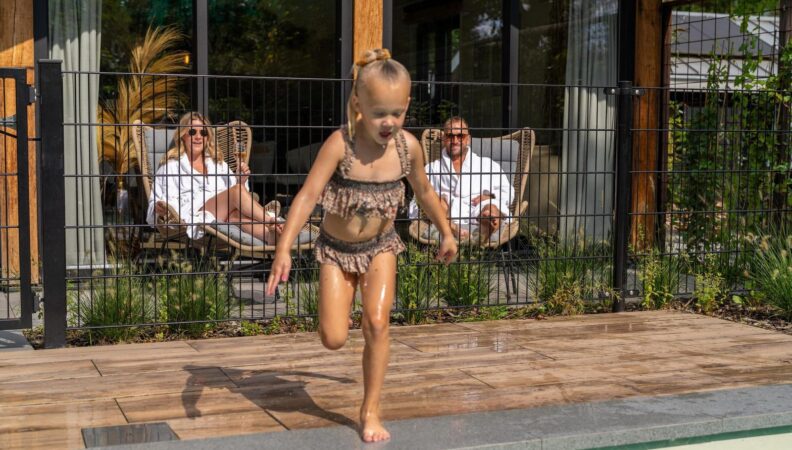 Umzäunter Garten der Poollodge auf Ferienpark de Thijmse Berg
