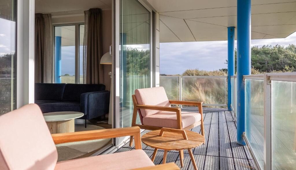 Zimmer mit Balkon Strandhotel Buren aan Zee