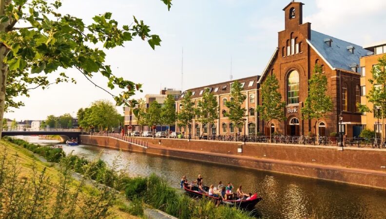 Bunk Hotel Utrecht Kirche